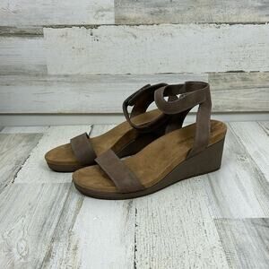 Lucky Brand womens 10 tan leather strappy wedge sandals